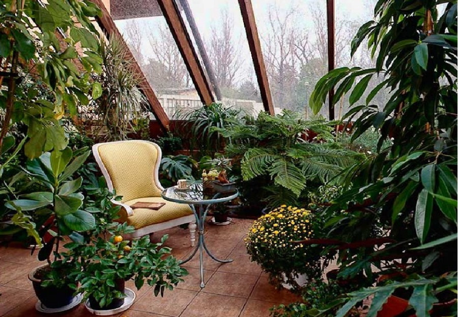 Çatı katındaki balkonda kış bahçesi