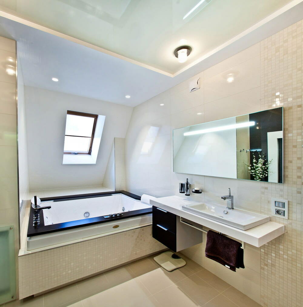 Kylpyhuone ullakolla, jossa on joustava katto