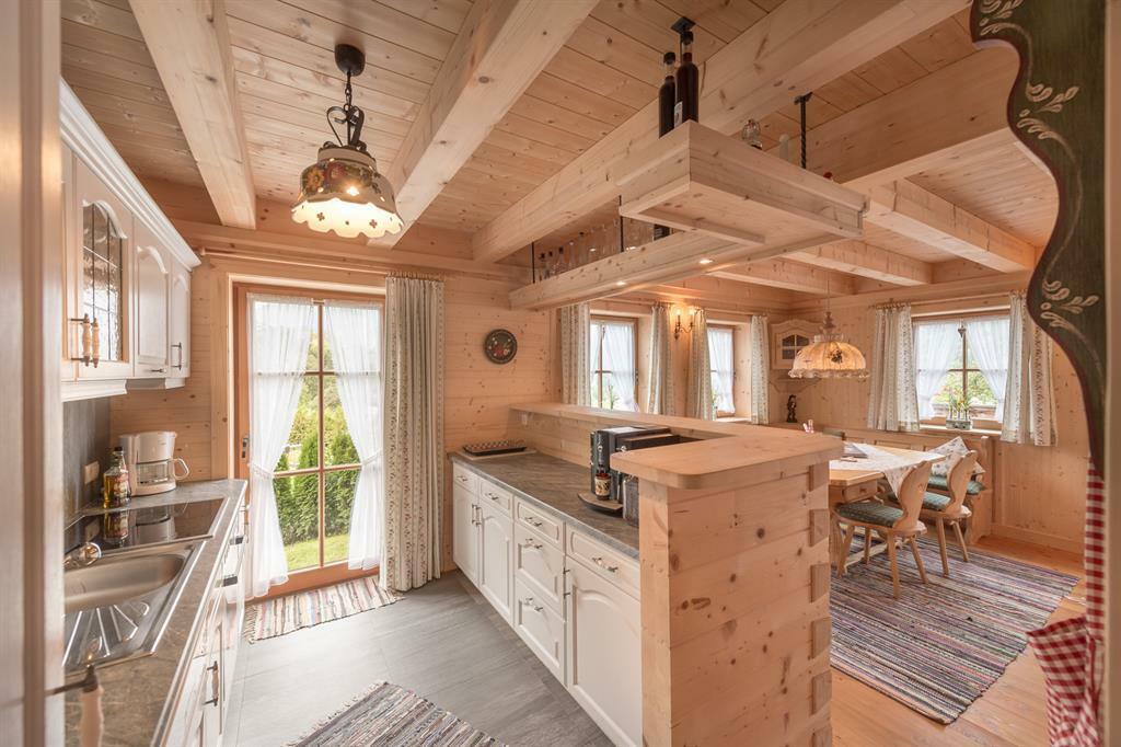 Soffitto in legno nella cucina-sala da pranzo di una casa privata
