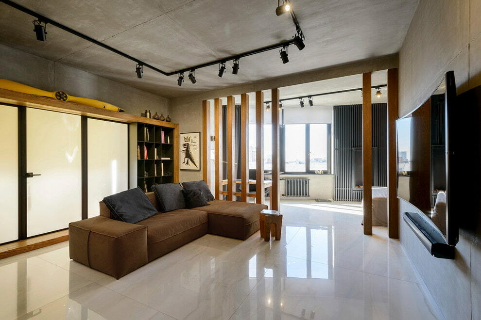 Obývacia izba s lesklou dlažbou na podlahe