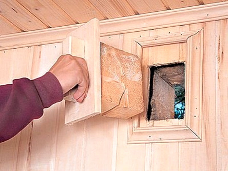 Hætte til ventilation i mini-saunaen på balkonen