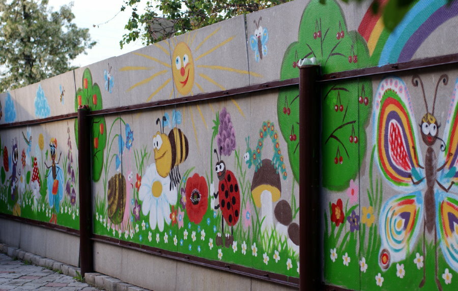 Decoração de cerca em ardósia plana com desenhos coloridos