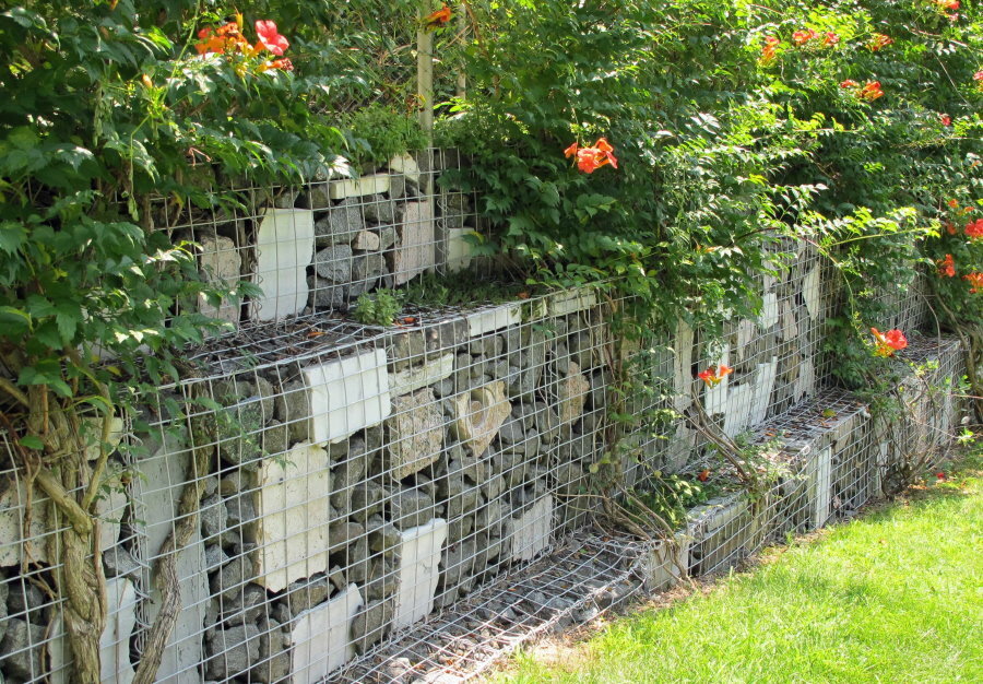 Muro de contenção feito de gabiões em uma área suburbana