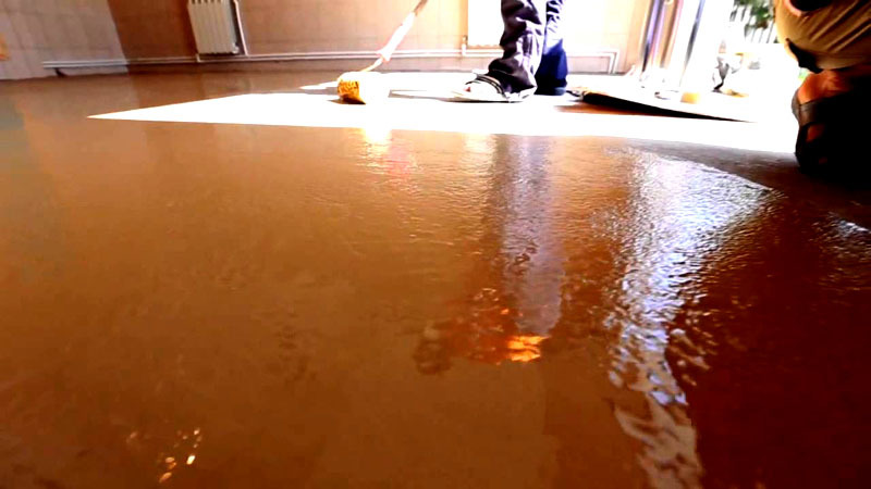Cobrindo um piso de concreto com vidro líquido
