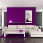 Fialová stěna v obývacím pokoji