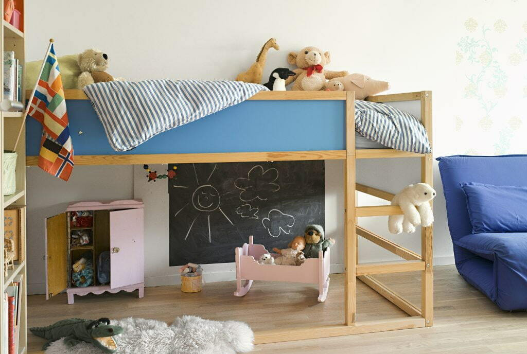 Brezová loftová posteľ v detskej izbe