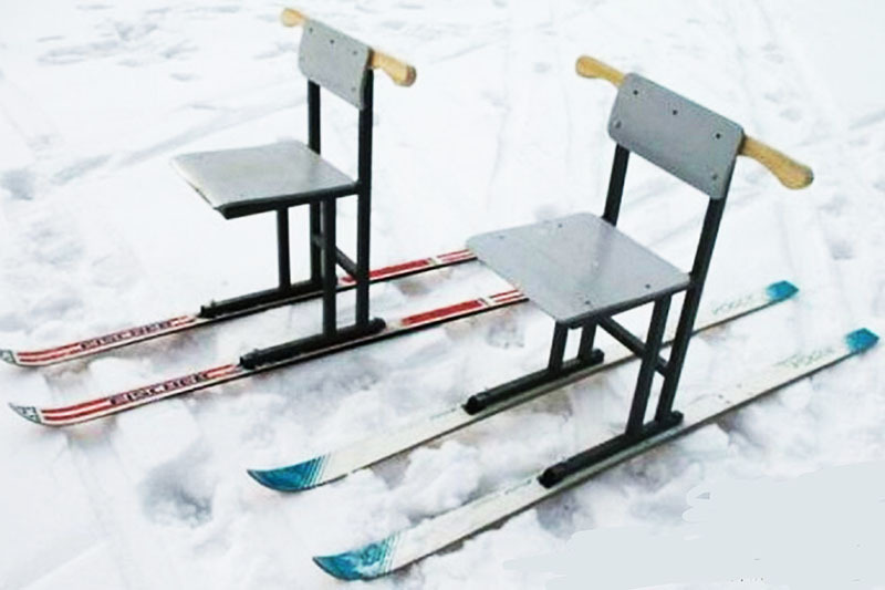 Zelfgemaakte slee gemaakt van oude ski's