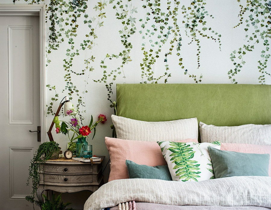 Tête de lit verte dans une chambre cosy