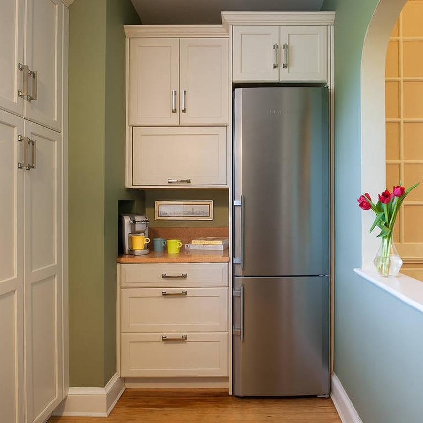 Cafetière sur une armoire près du réfrigérateur
