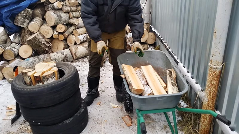 Le bois de chauffage peut être plié dans un chariot sans pratiquement se pencher
