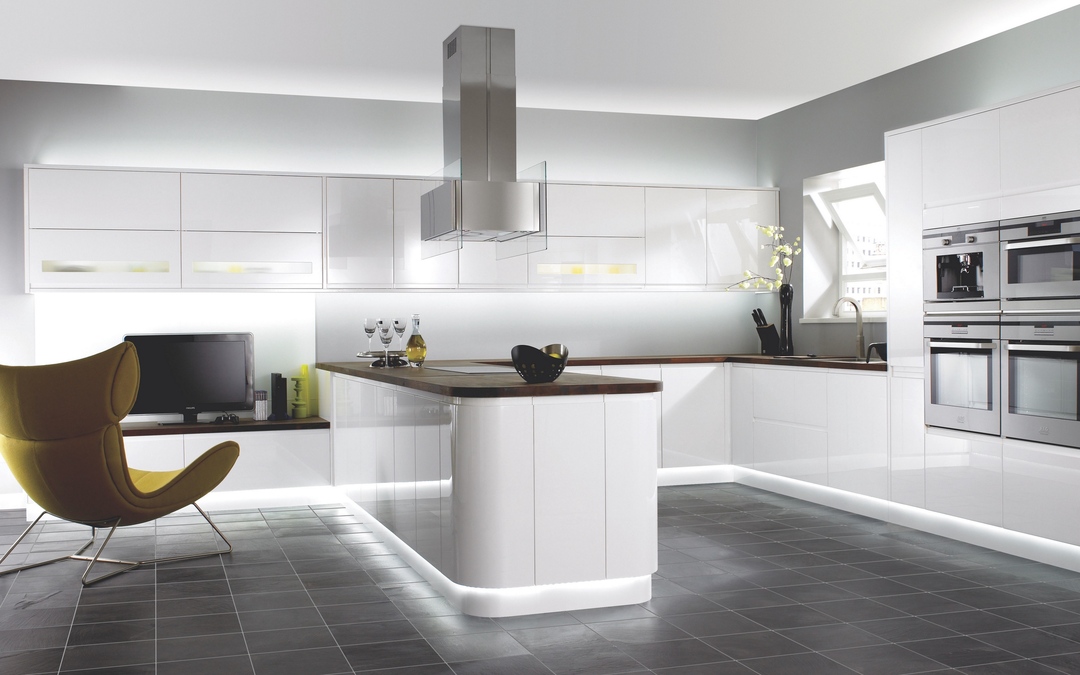 Alanın görsel olarak genişletilmesi, beyaz bir mutfağın avantajlarından biridir.