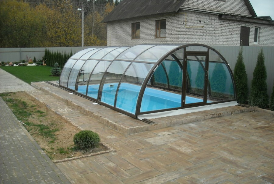 Cobertura de policarbonato deslizante sobre a piscina no quintal