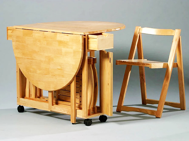 Las mesas de madera son duraderas y se ven hermosas en el interior.