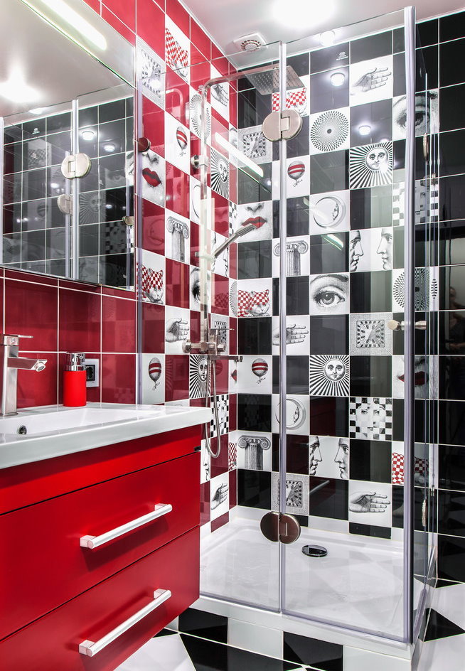 Roter Schrank unter dem Waschbecken im Badezimmer mit einer Fläche von 3 m²