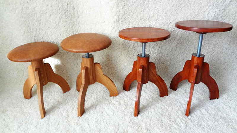 The design of the musical stool makes it possible to adjust the height of the seat for the height of the seated person