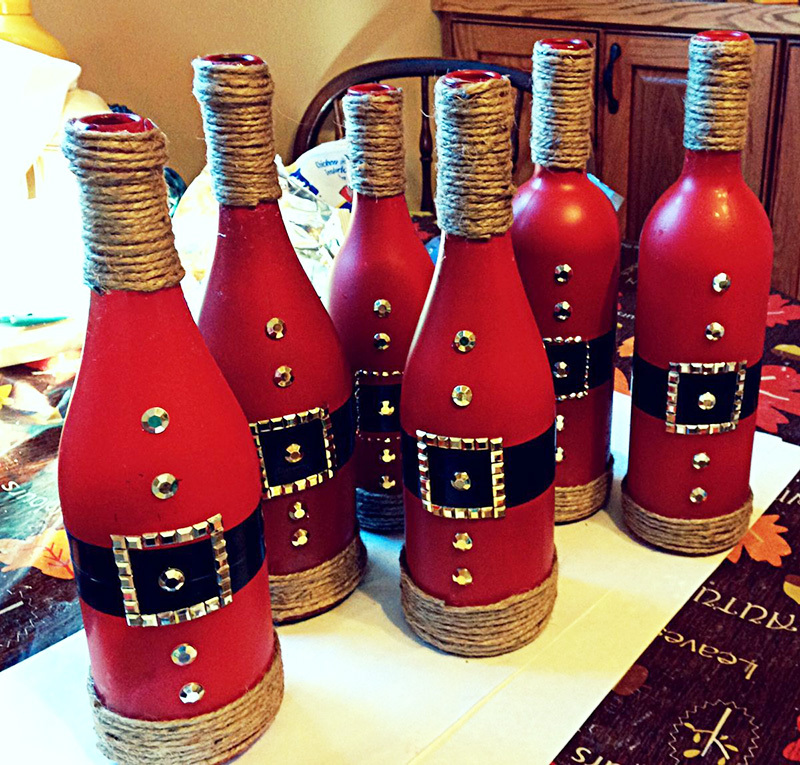 Il n'y a rien de compliqué dans la conception de ces bouteilles: peinture rouge juste, corde de jute, ruban adhésif noir et paillettes