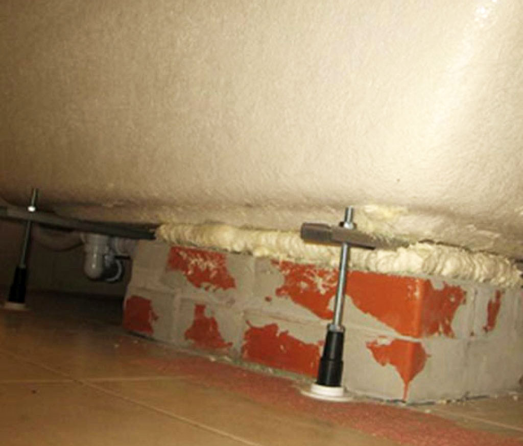 How to fix a bathtub on legs on a tiled floor: types of supports, installation features