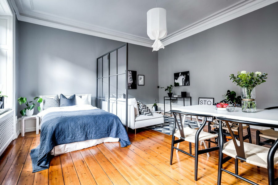 קירות אפורים בהירים בדירת סטודיו בסגנון סקנדינבי