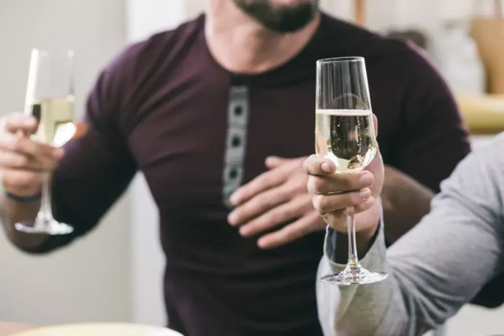 how to hold white wine glasses