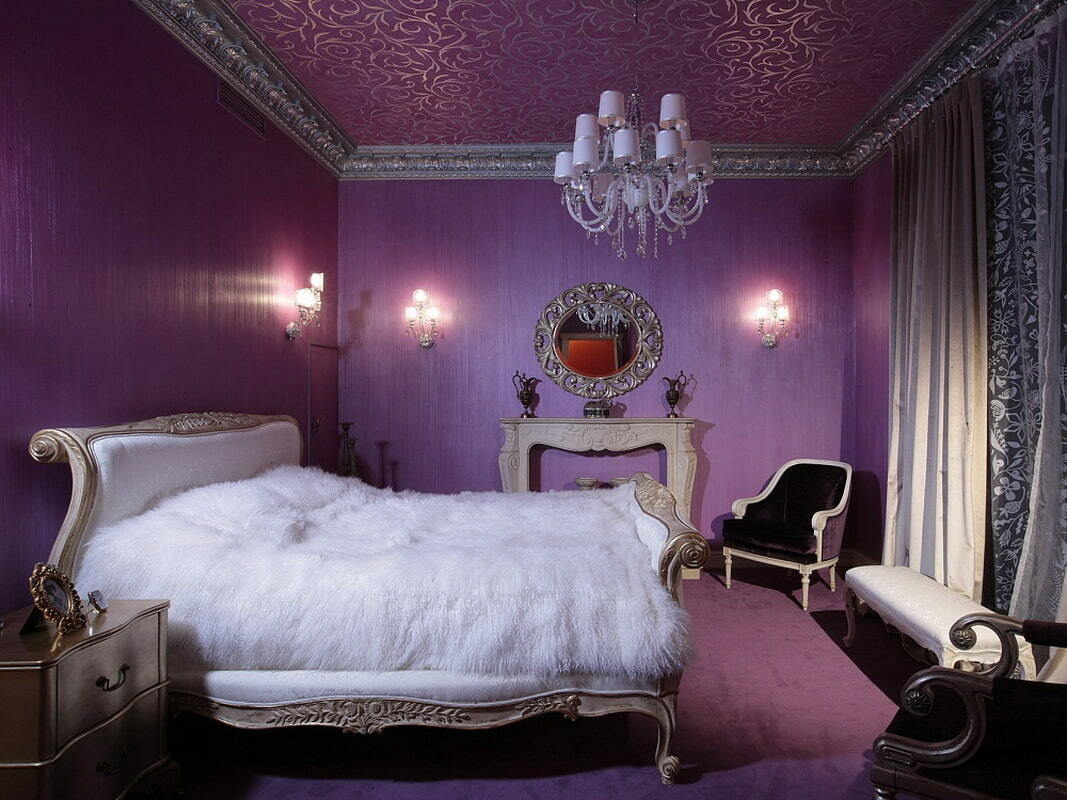 Osvetlenie spálne s purpurovými stenami