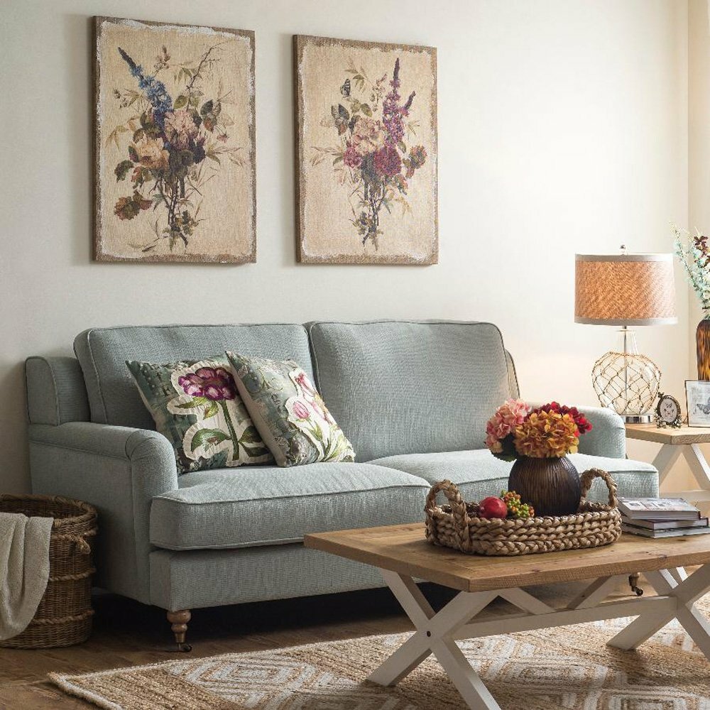 Malerier over sofaen i rustikk stil