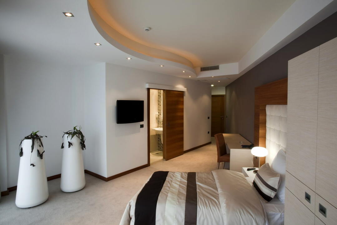 Soveværelse interiør med krøllet loft