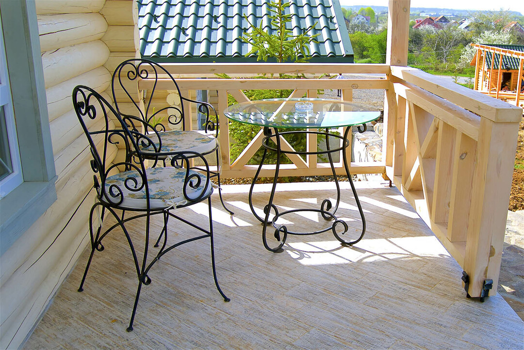 stol od kovanog željeza za verandu