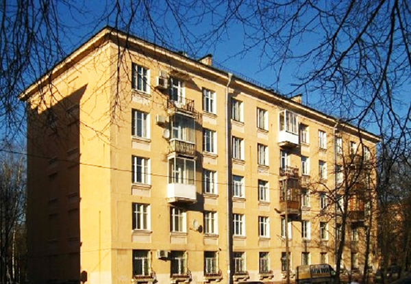 Huset som familjen bodde i är typiskt för Moskovsky-distriktet i St. Petersburg