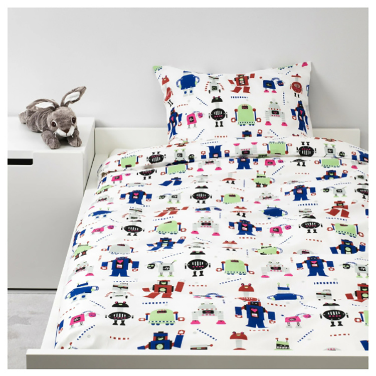 A roupa de cama clara cria um ambiente aconchegante, e uma lâmpada com nível de iluminação ajustável permite que o bebê brinque sem incomodar os adultos