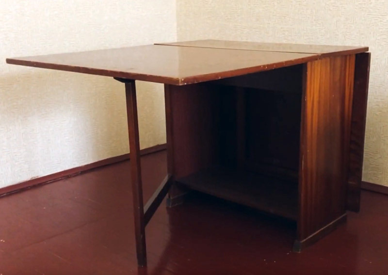O sistema de dobragem é bastante conveniente. Essa mesa não pode ser totalmente expandida, mas ainda haverá espaço para dois sentarem em silêncio