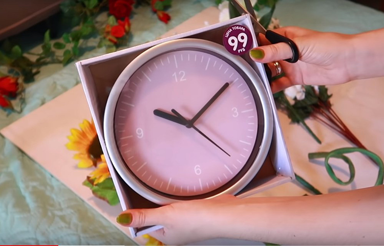 Antra įsigijimas - Clockwork. Vėlgi, eikite į Fiksprays. Toks nepretenzingas laikrodis Jums kainuos 99 rublių kainos 2019 lapkričio mėnesį. Svarbiausia - kad dirbo, nes grožis yra ne jų, o dizainas.