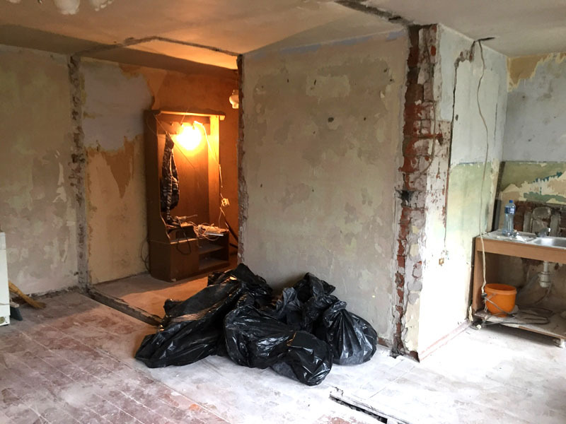 A demolição das divisórias interiores aumentará significativamente a área útil do apartamento
