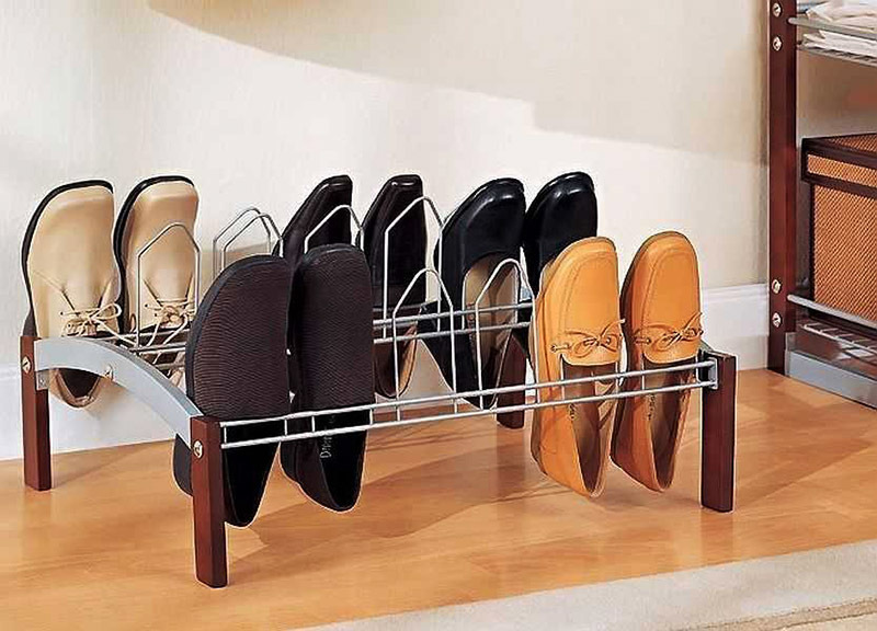 עיצוב זה יתפוס מעט מאוד מקום, אך ניתן להציב בו יותר מזוג נעליים.