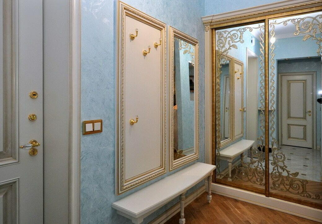Priekšnams ar spoguli nelielā koridorā: interesantas dizaina iespējas, foto