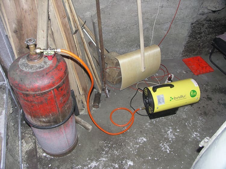 Gaskanonen können an Kraftstoffflaschen angeschlossen werden, die in Haushalten verwendet werden