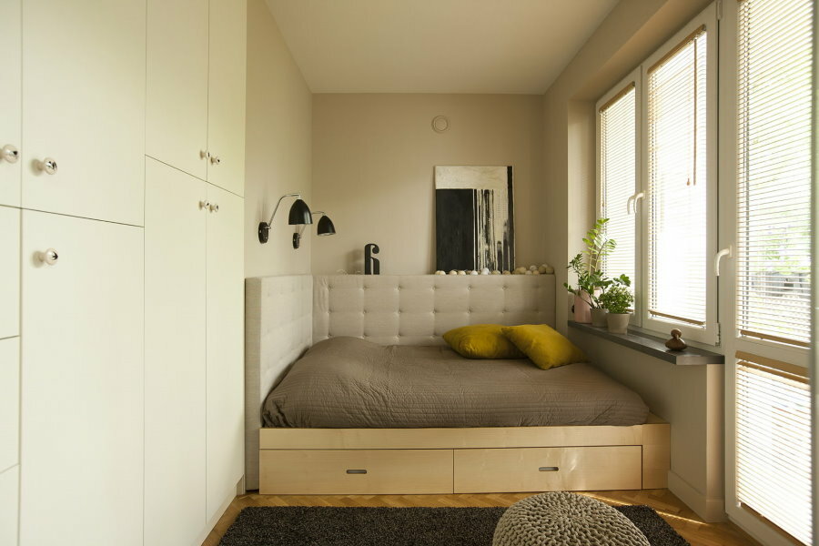 Šaura guļamistaba ar pjedestāla gultu