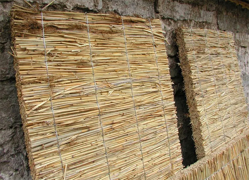 Reed måtter er et gammelt materiale til isolering, og også billige og effektive, men de har brug for vandtætning og beskyttelse mod gnavere.