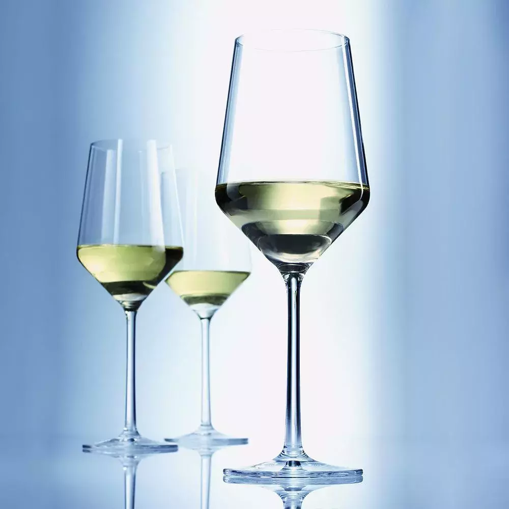 copos de vinho branco