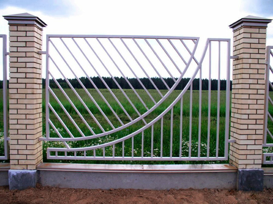 Šik ograda od oblikovanih cijevi sa stupovima od opeke
