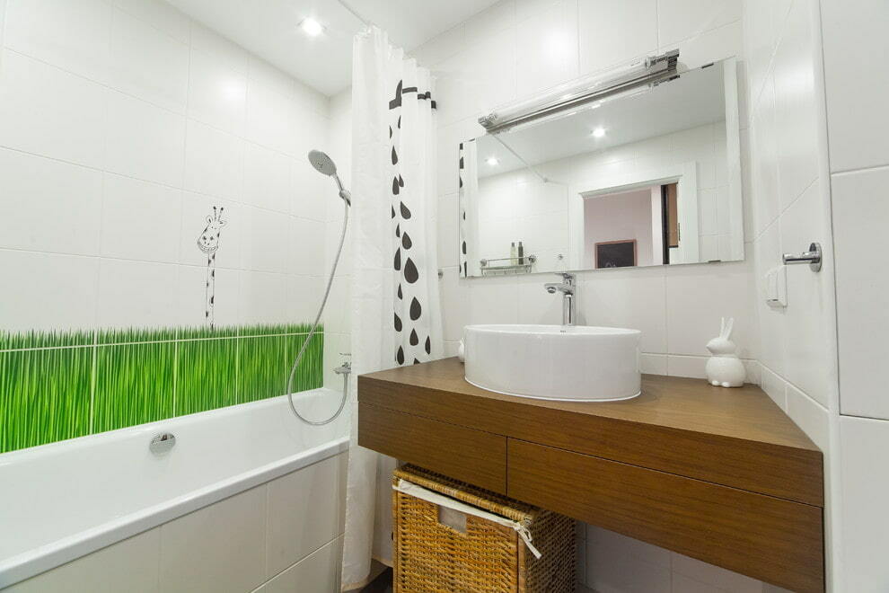 Bruin badkamer aanrecht met witte muren
