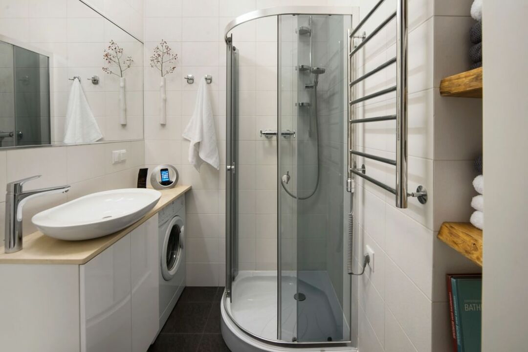 Badkamerontwerp 5,5 m²: foto van het interieur van een gecombineerde badkamer met een wasmachine