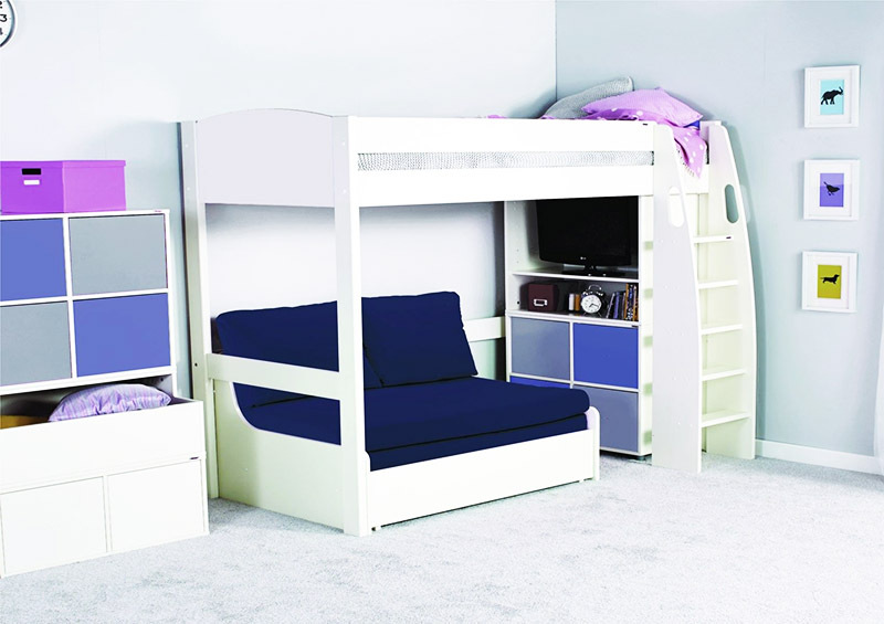 Las camas altas con un sofá en la planta baja pueden tener una amplia variedad de configuraciones