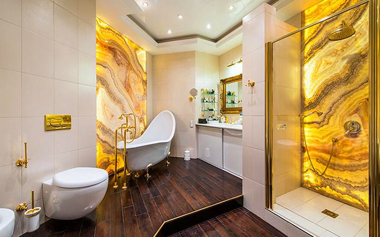 U kupaonici je ugrađena elegantna zdjela s nogama u obliku životinjskih šapa i prostrana tuš kabina.