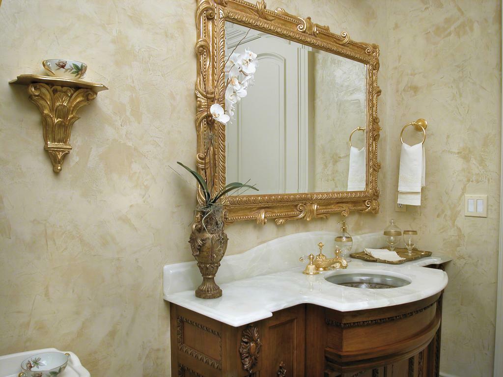 Dekoratyvinis tinkas vonios kambaryje su paauksuotu dekoru