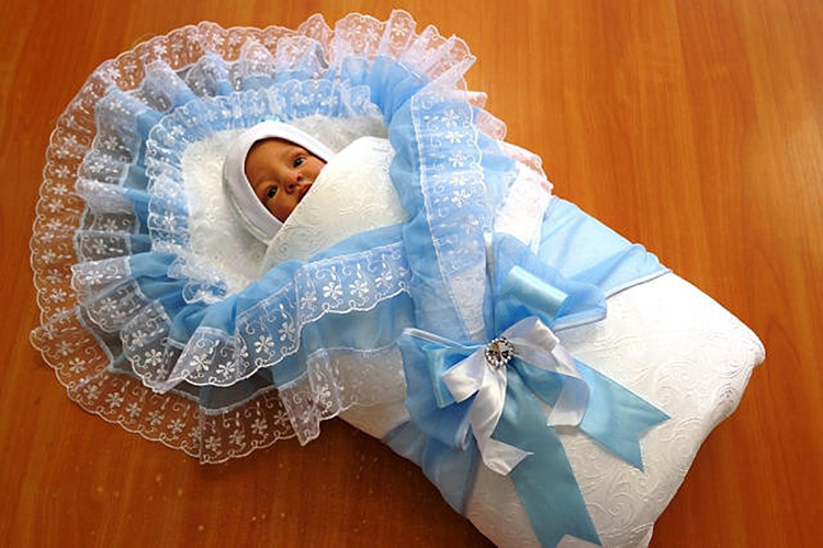 Hvorfor det er verdt å sy en konvolutt for nyfødt utslipp med egne hender
