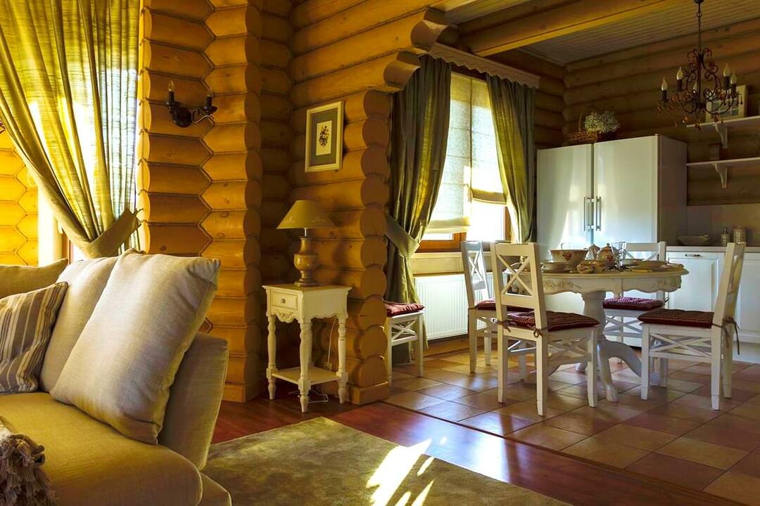 Cozinha-sala de jantar em casa de campo feita de troncos