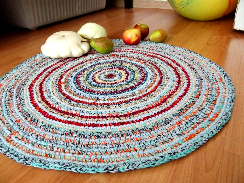 Den beste måten å strikke et teppe på er å bruke klumpete strikkteknikk. Så det resulterende produktet vil være veldig vakkert og vil gi kos til rommet ditt.