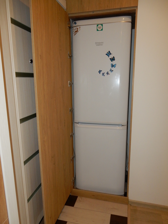 Réfrigérateur à deux compartiments dans une armoire en aggloméré stratifié