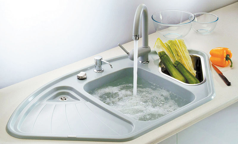 A kako bi se sudoper brže oprao, možete zatvoriti odvod, napuniti sudoper vrućom vodom i dodati malo sredstva za pranje posuđa.