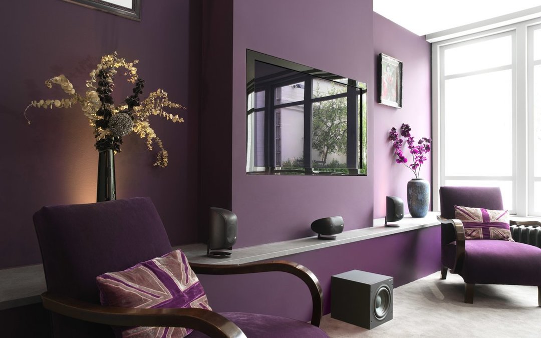 pareti viola nel soggiorno